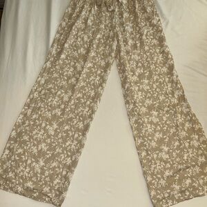 NWT Francesca’s Rae Floral Fluid Tie Waist Pants, Small